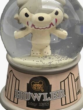 Howler Snow Globe Deddy Bears Figurine wolf